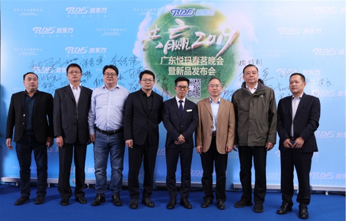 中國(guó)制冷協(xié)會(huì)馬廣玉副秘書長(zhǎng)及合肥李道平院長(zhǎng)及蒸發(fā)冷卻會(huì)議人員和溫總合影