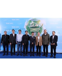 中國制冷協(xié)會馬廣玉副秘書長及合肥李道平院長及蒸發(fā)冷卻會議人員和溫總合影